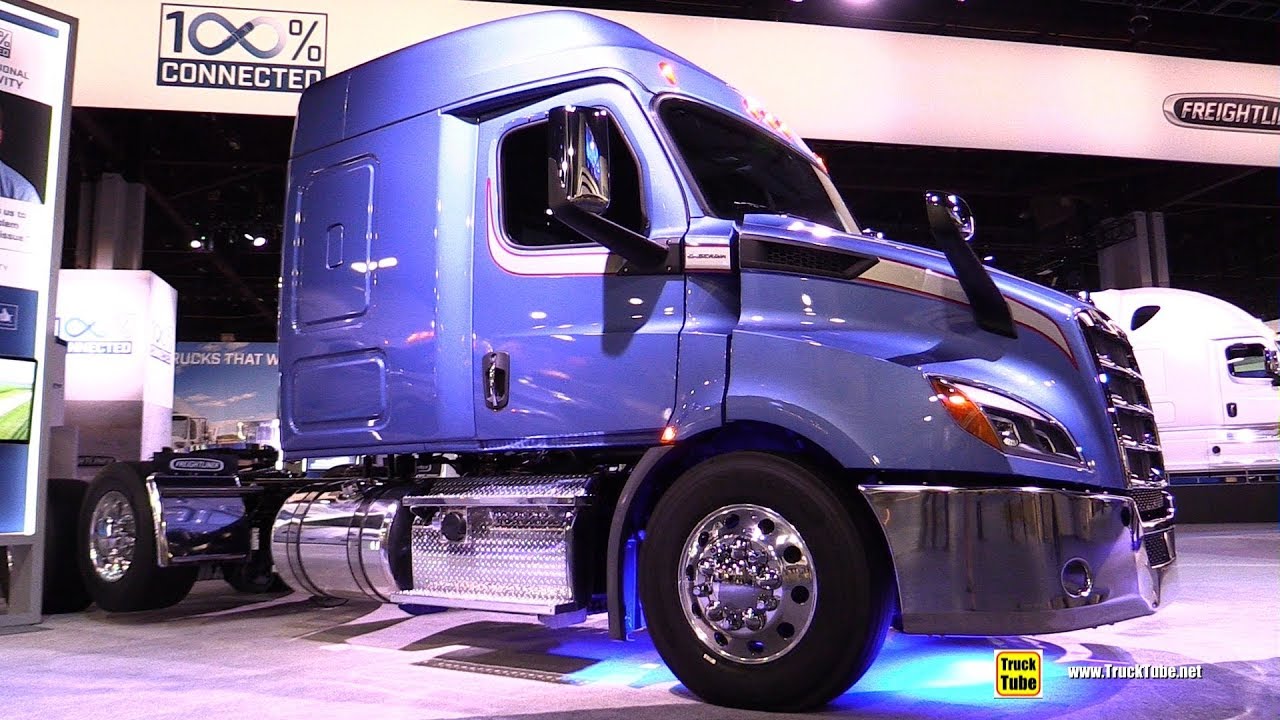 2018 Freightliner Cascadia 116 BBC 60inch Mid Roof XT - Walkaround - 2017 NACV Show Atlanta