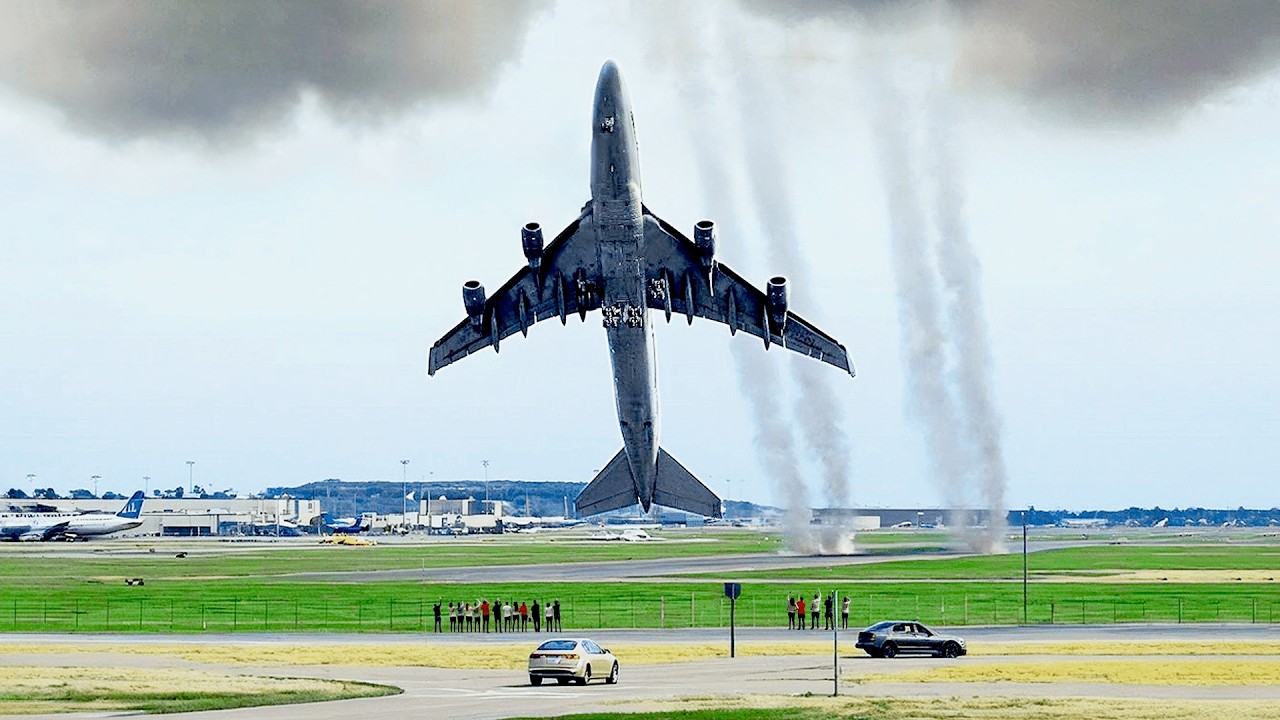 100 Unbelievable Aviation Moments Caught On Camera