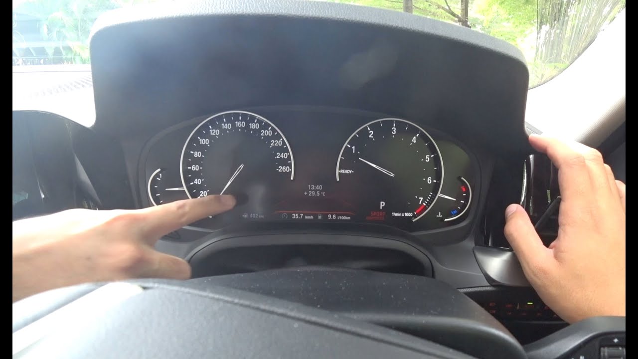 Обзор: BMW 320i G20 2020 года выпуска оснащен аналоговым спидометром, который выдаёт себя за цифр...