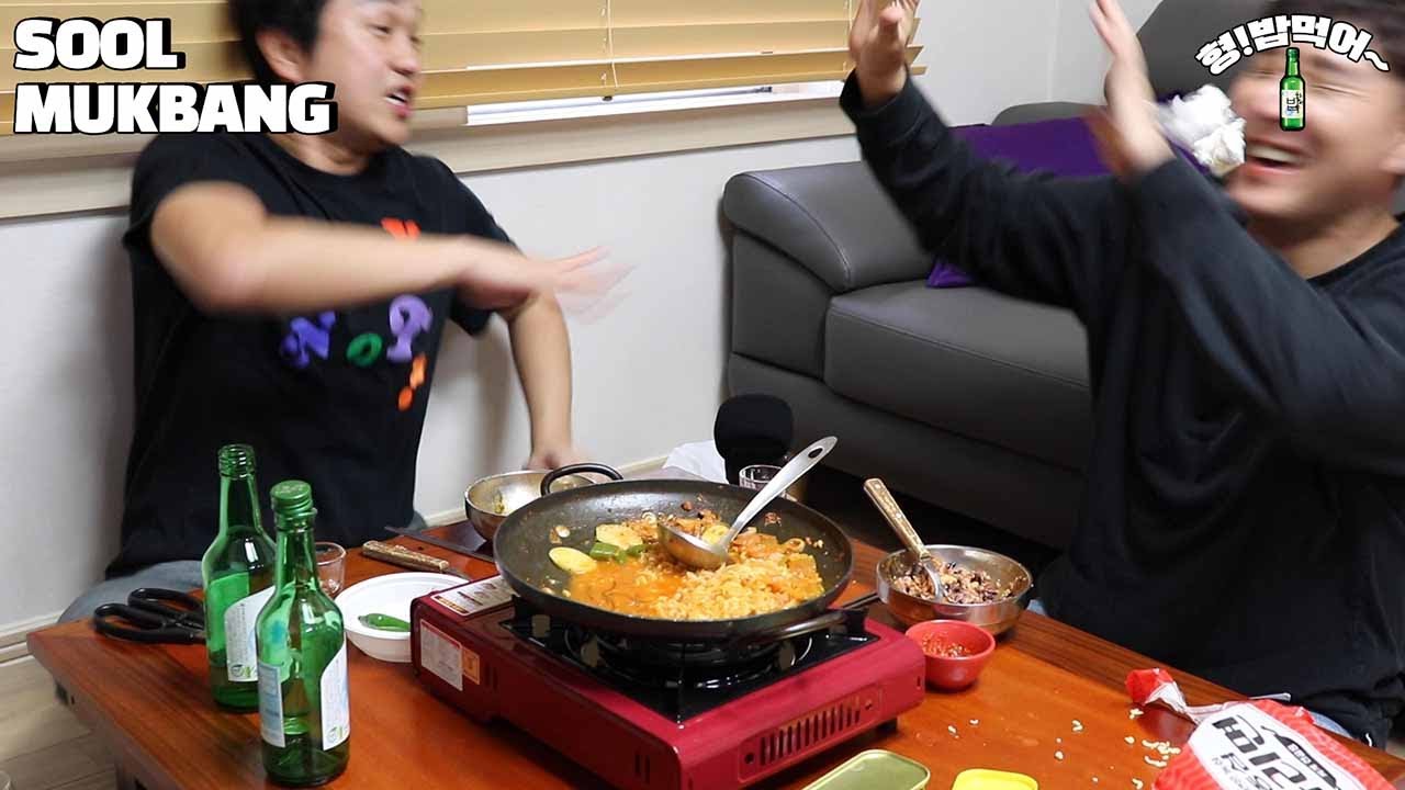 [형!밥먹어] 얼큰한 부대찌개에 소주한잔 ㅣKorean Sausage Stew and drink sojuㅣsool mukbang eating show