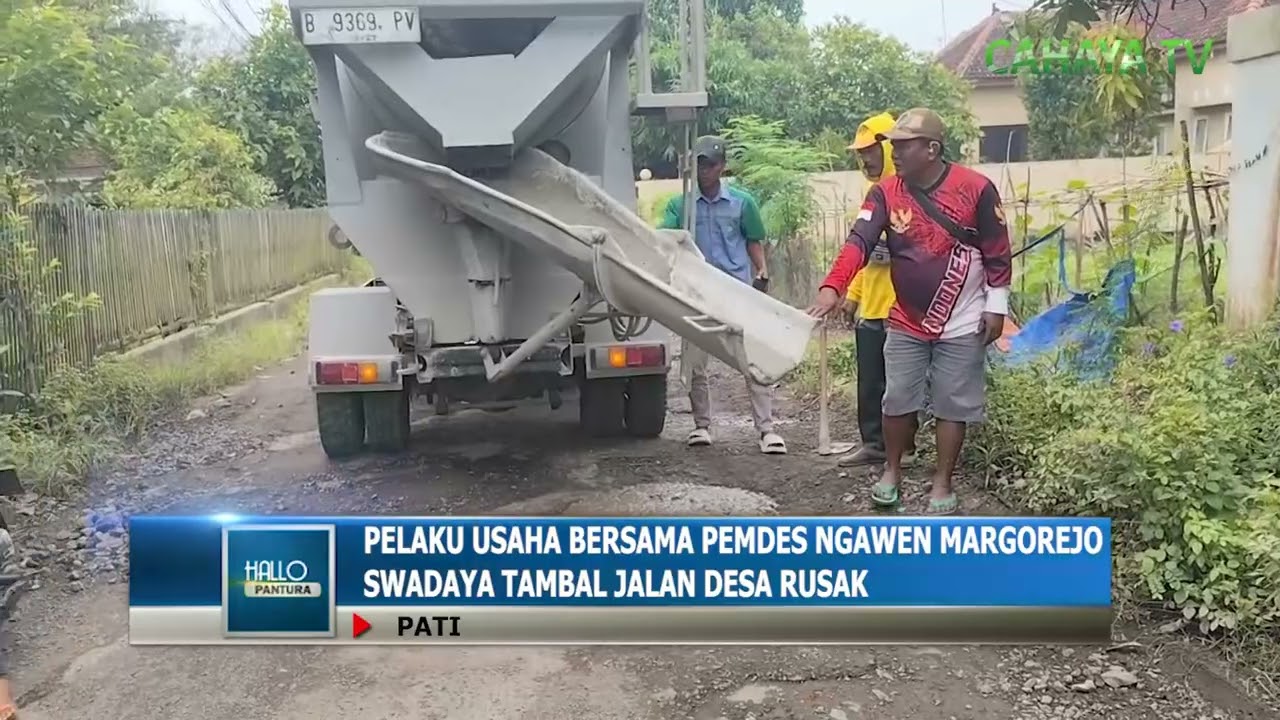 Pelaku Usaha Bersama Pemdes Ngawen Margorejo Swadaya Tambal Jalan Desa Rusak