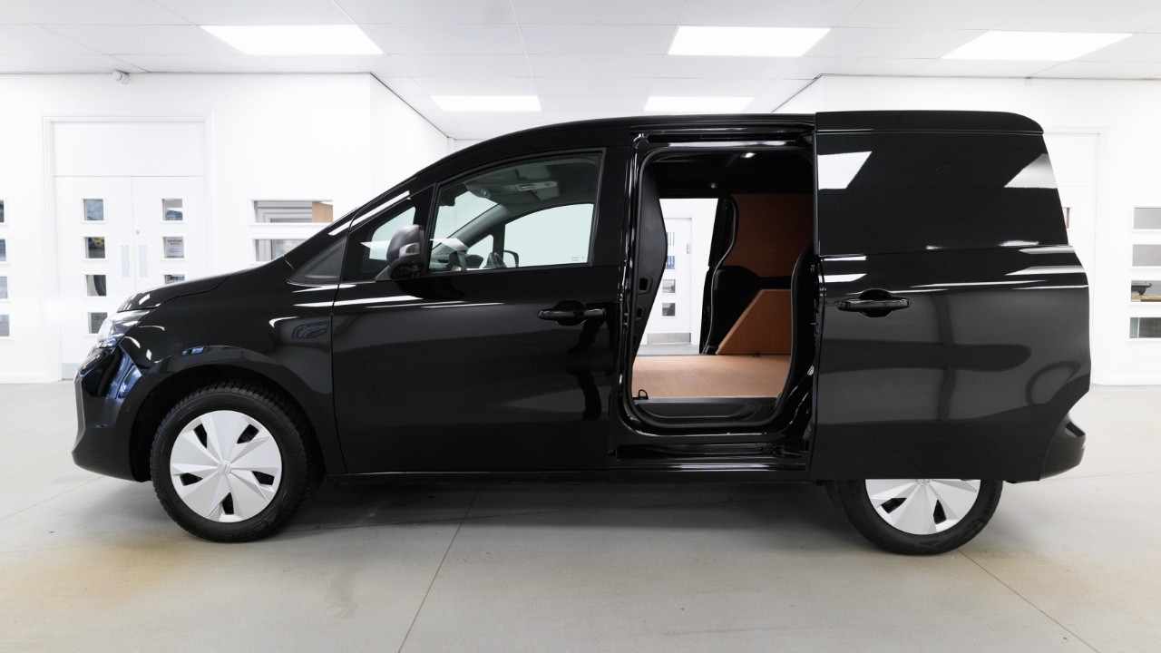 Nissan Townstar Tekna Edition 90 KW 45KWH L1 Automatic 6Dr in Enigma Black - DP24 HBB - VanStar