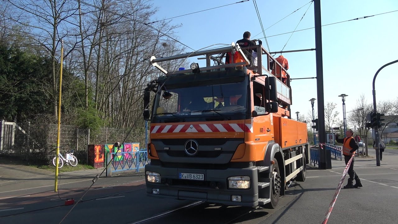 Zu hoher LKW reißt Oberleitung von Straßenbahn unter Brücke herunter in Köln-Mülheim am 02.04.20