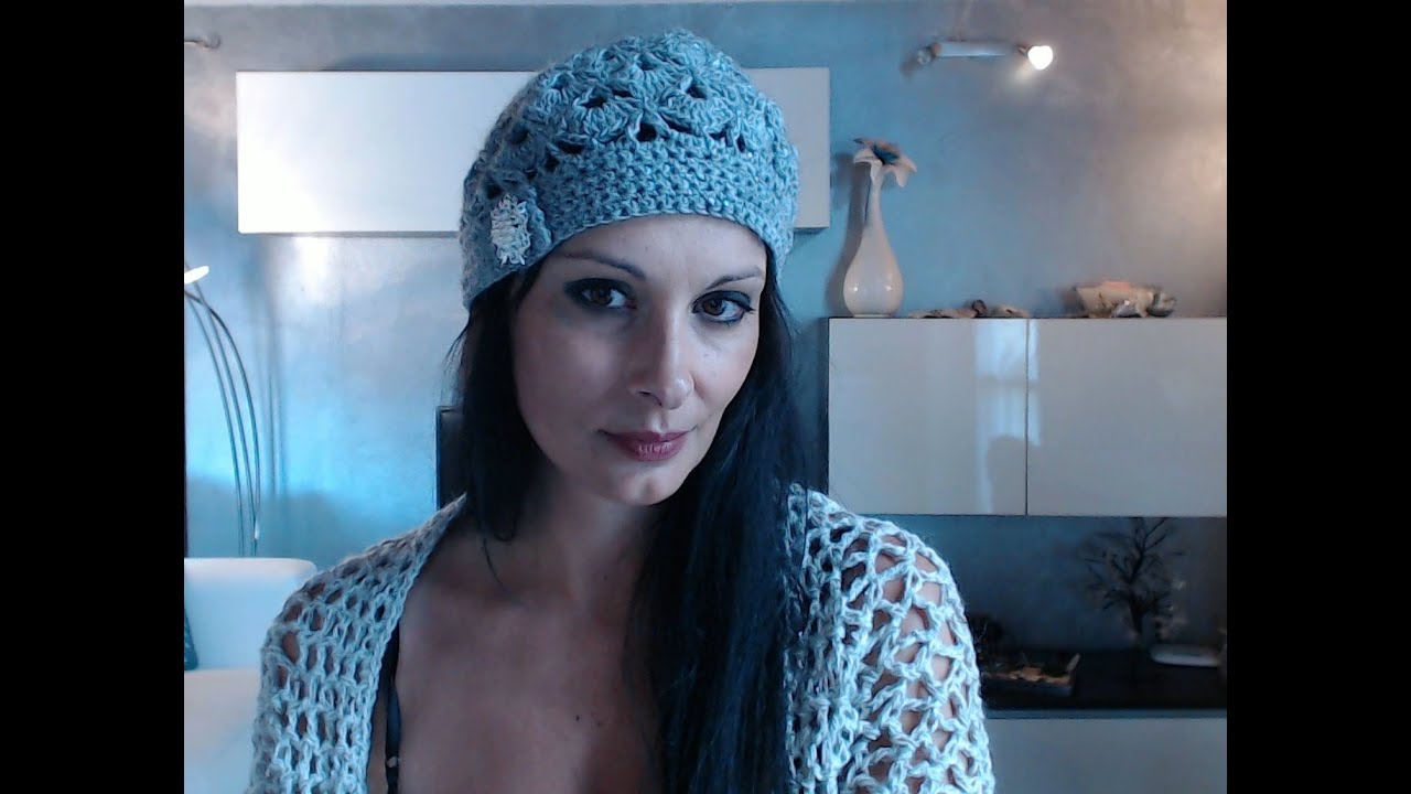 CAPPELLO DONNA ALL'UNCINETTO CON BOTTONE 1 di 2