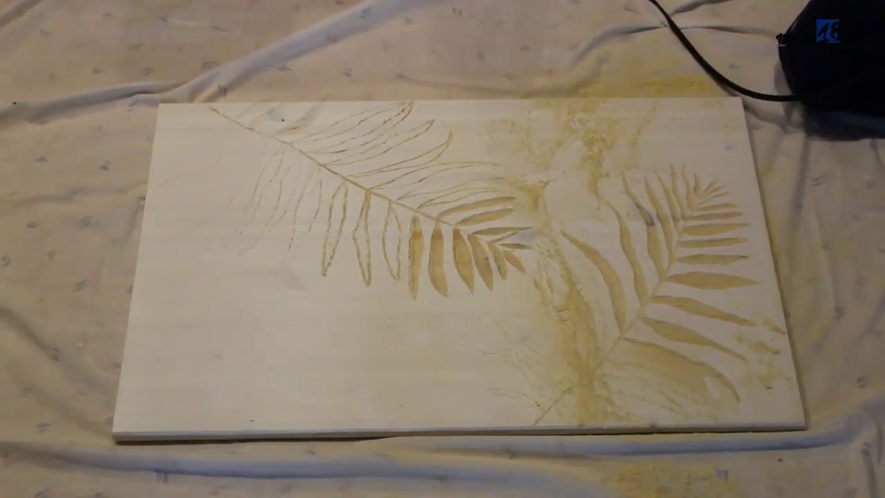 Hojas de palmera talladas sobre madera de pino