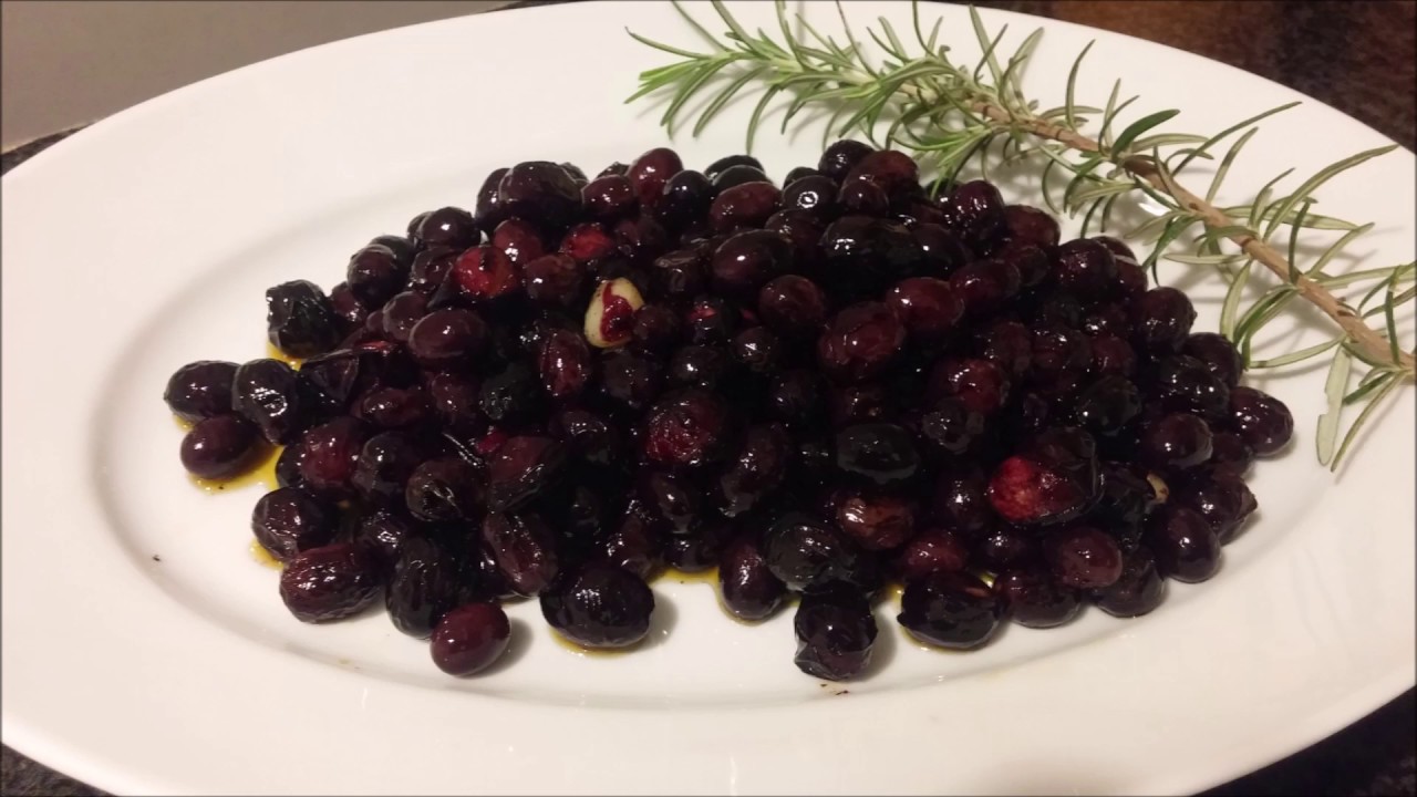 Olive nere con aglio e peperoncino