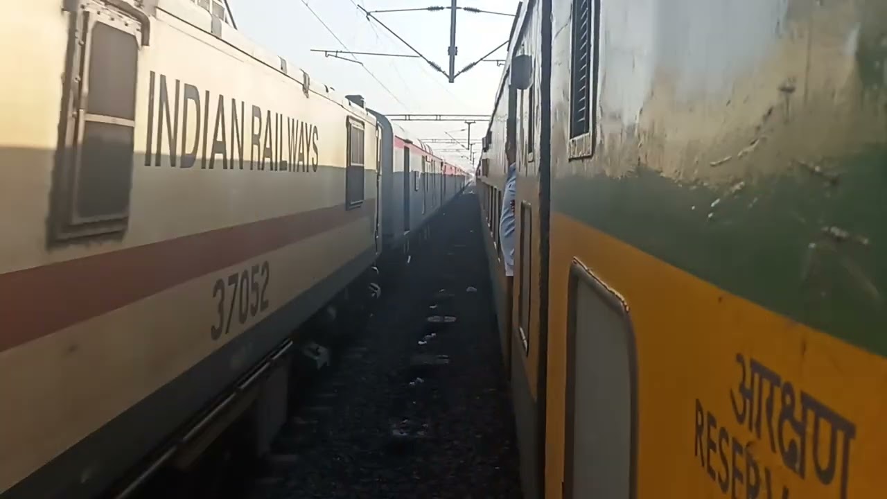 22222 CSTM-NZM puss-pull Rajdhani express Overtake 12187 JBL-NZM Garibrath express at Odha station