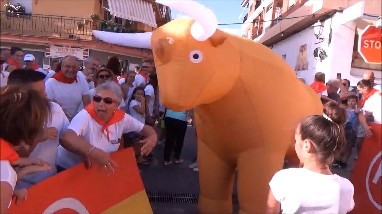 Encierro de toros hinchables en Huétor Vega (Agosto 2019).
