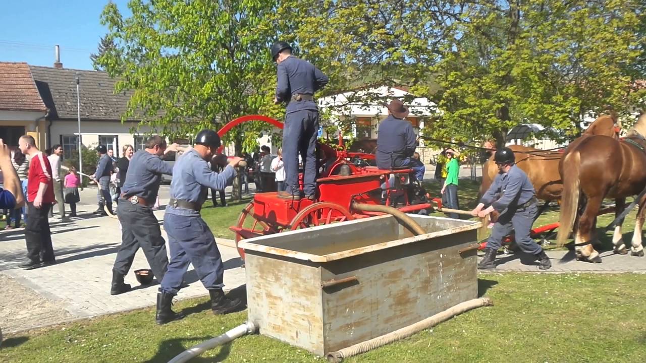 120 výročí SDH Boleradice - hašení historickou stříkačkou