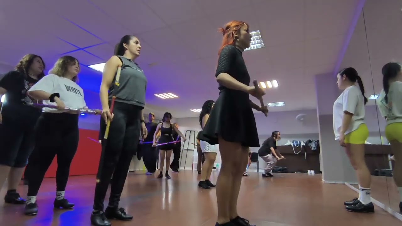 Ensayo coreografía de Tap, Morning Person completa. Coreógrafa Moni Sainz. Liceo. 2025.