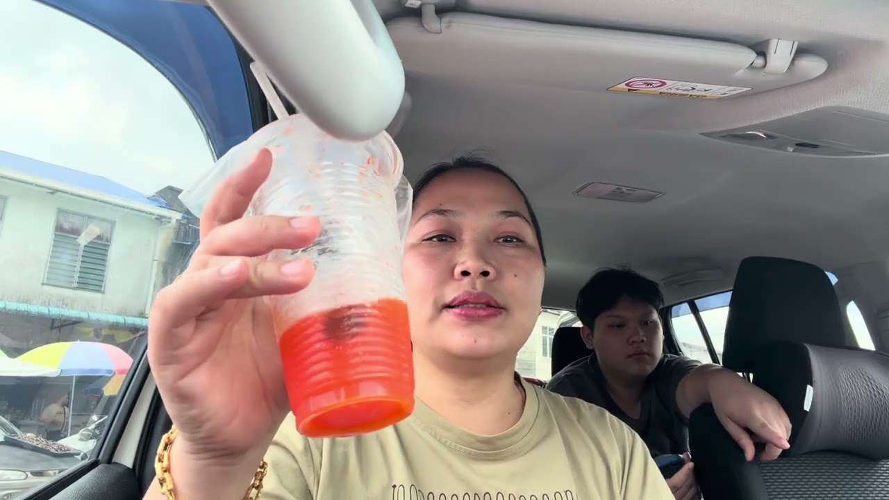 Singgah Pasar Lachau,beli makanan minuman. 