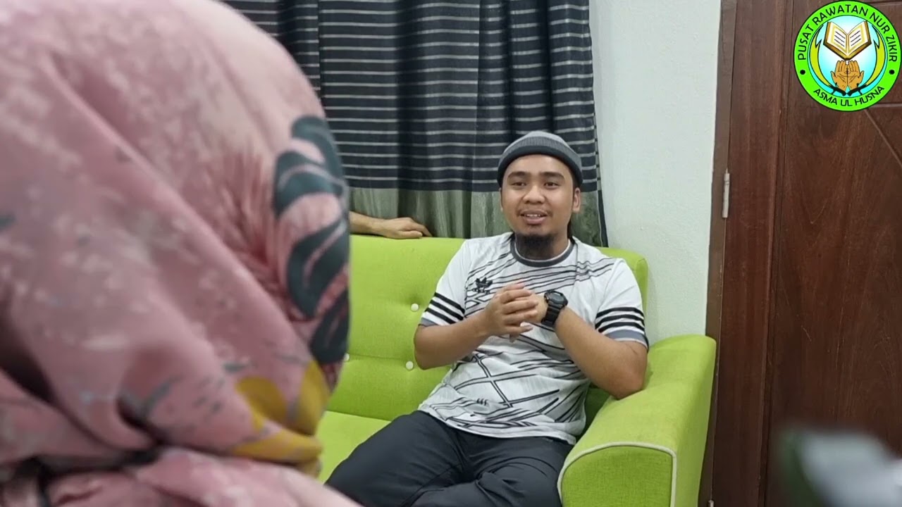 Mengeluarkan jarum susuk emas gred A, beliau memakai 21 jarum dan sudah 20 tahun tertanam di muka.