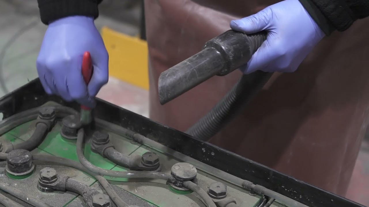 Hoppecke Maintenance Video - How to Correctly Clean your Battery