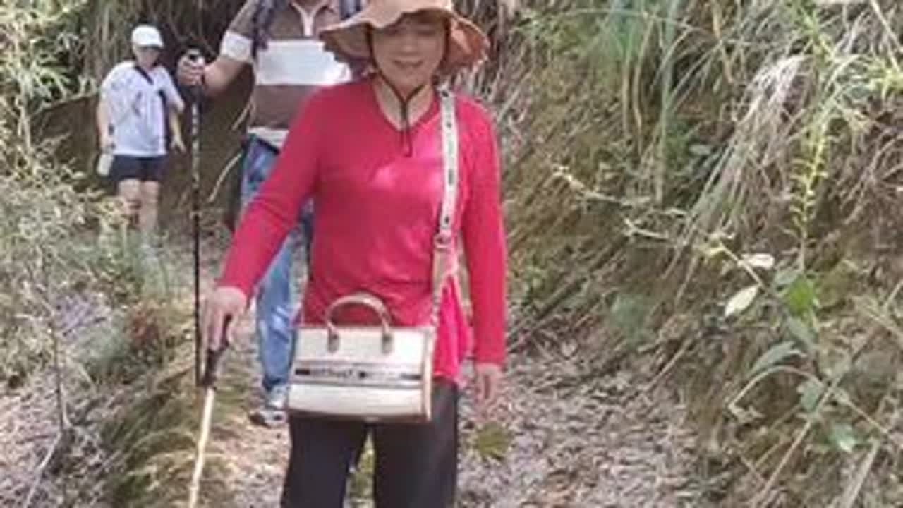 后降村，又名鹤降村。传说朱姓始祖路过此地，看见两只仙鹤降落于此久久不肯离开，认为此处定为风水宝地，就在这里安家落户。鹤降，鹤降，仙鹤降临的地方，鹤降村名也由此而来。#古村落#无人村#户外徒步登山...