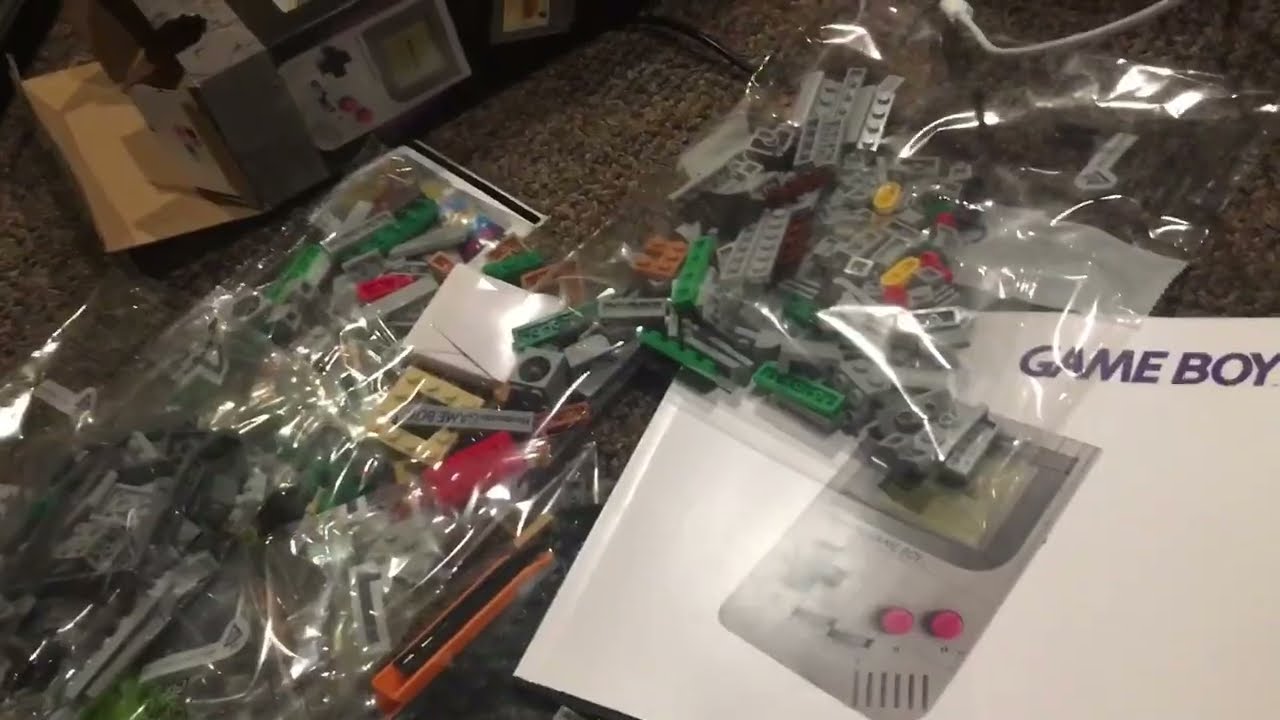 Распаковка конструктора Lego для Nintendo GameBoy System.