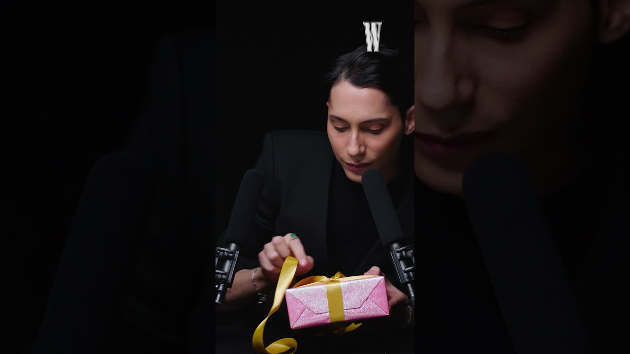 ASMR: Чарльз Гросс о том, как идеально открывать подарки | W Magazine