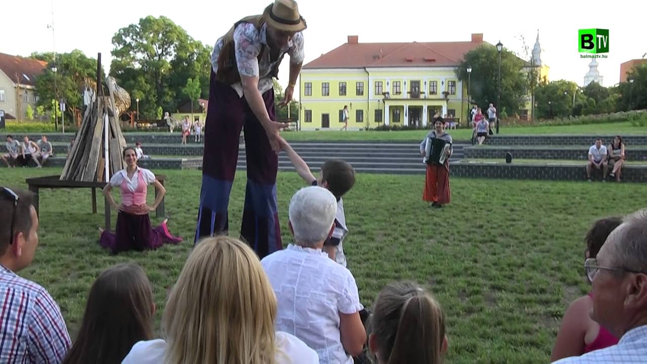 Gólyalábasok Szent Iván éjszakáján a Kastélykertben