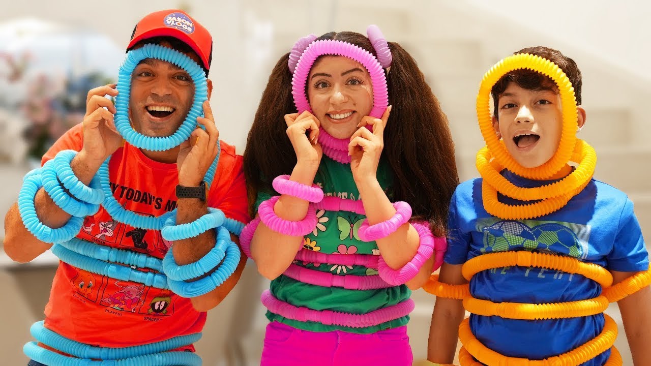 Jason gioca con divertenti tubi colorati | Giochi per bambini