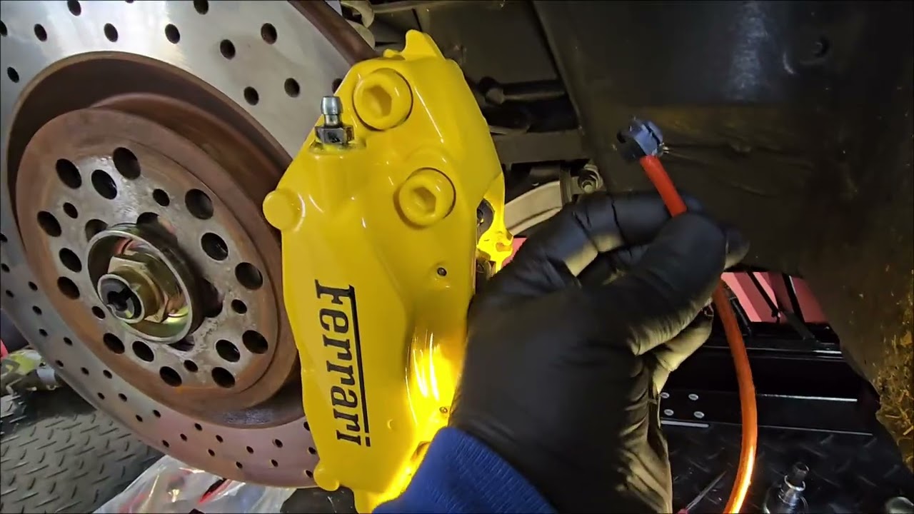 Установка и прокачка тормозного суппорта Ferrari 360.
