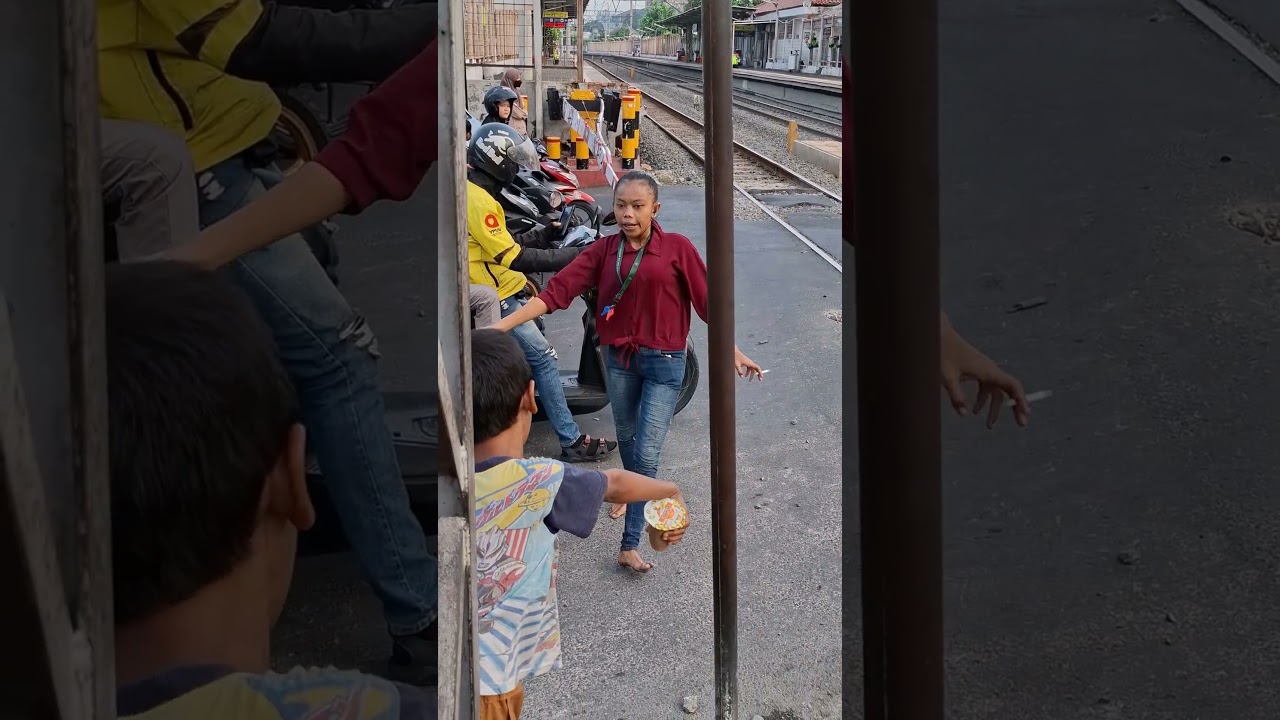 Wanita hebat kuat tangguh penjaga pintu rel kereta api #shorts