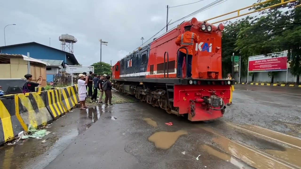 Aktivitas Commuter Line Merak Spesial Loko Merah