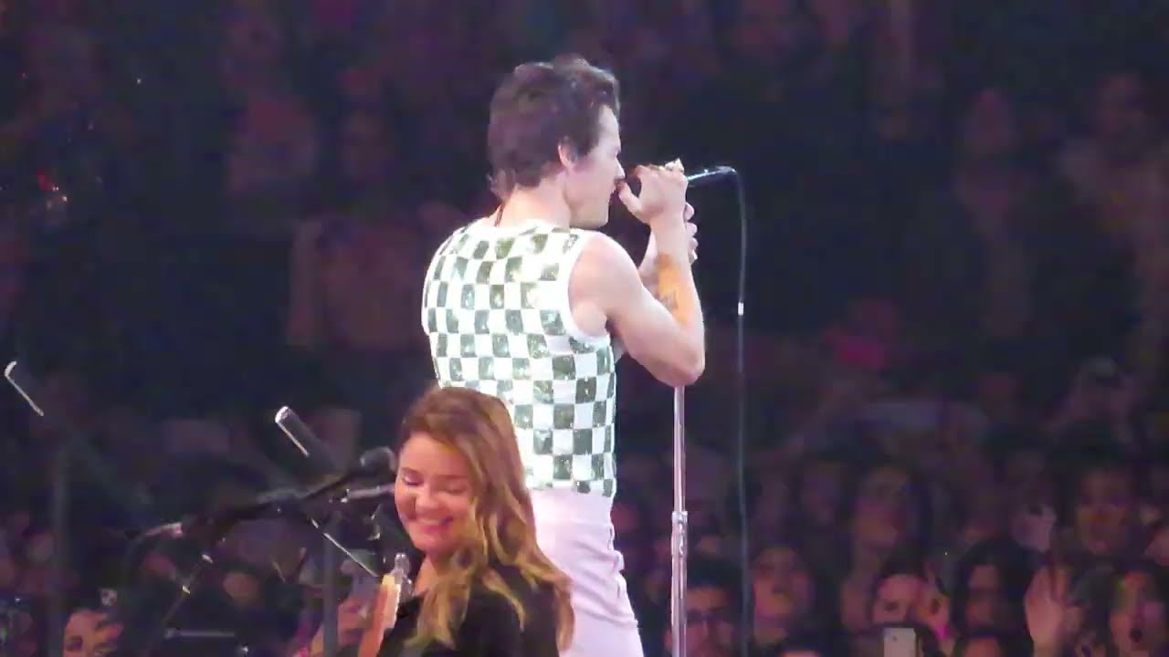 What Makes You Beautiful (One Direction) by Harry Styles in Chicago United Center