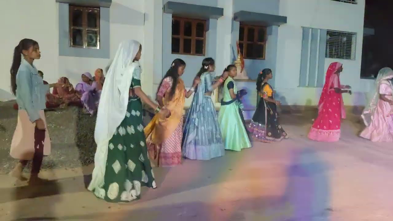 અમે ગયા રાસ ગરબા જોવા માટે  સિકોતર માતાજી નો ફૂલોનો ગરબો