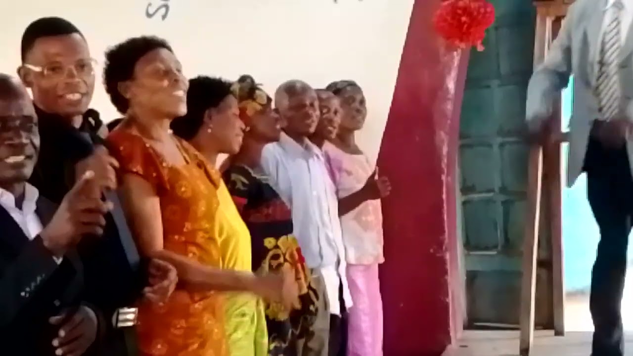 Chorale Suivre la lumière Udi muntu wa Nzambi, biwasua bieba kuamba bualu buikale bulelela. 