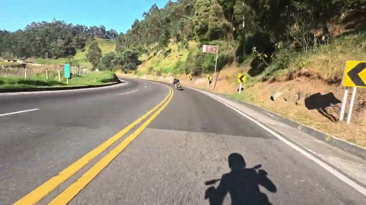 Persiguiendo la poderosa Ducati Hypermono 698