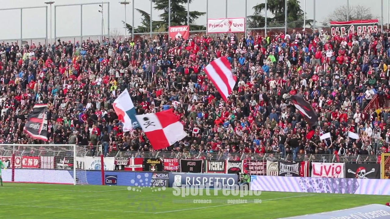 Vicenza, coreografia, sciarpe e cori della Sud vs Brescia, Serie B 2016-17