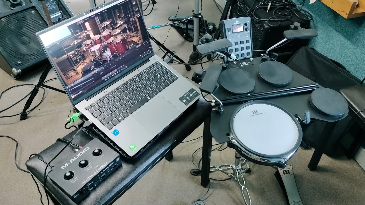 กลองแพดไฟฟ้า play drumsboy เชื่อมต่อใช้งานร่วมกับ EZ drummer ผ่านซาวการ์ด M-Audio ในคอมพิวเตอร์ 
