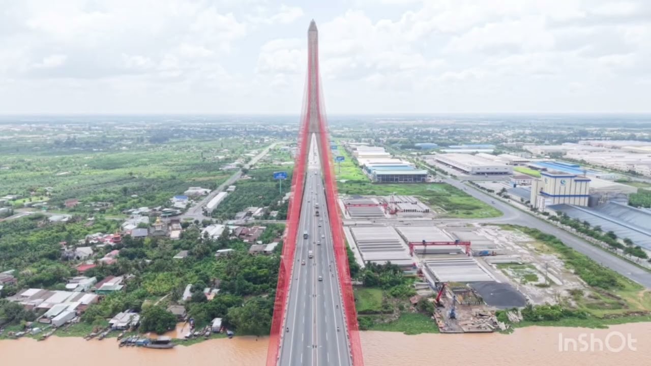 Toàn cảnh cầu Cần Thơ bắc qua sông Hậu, nối đôi bờ Tỉnh Vĩnh Long (bờ Bắc) và Tp. Cần Thơ (bờ Nam)