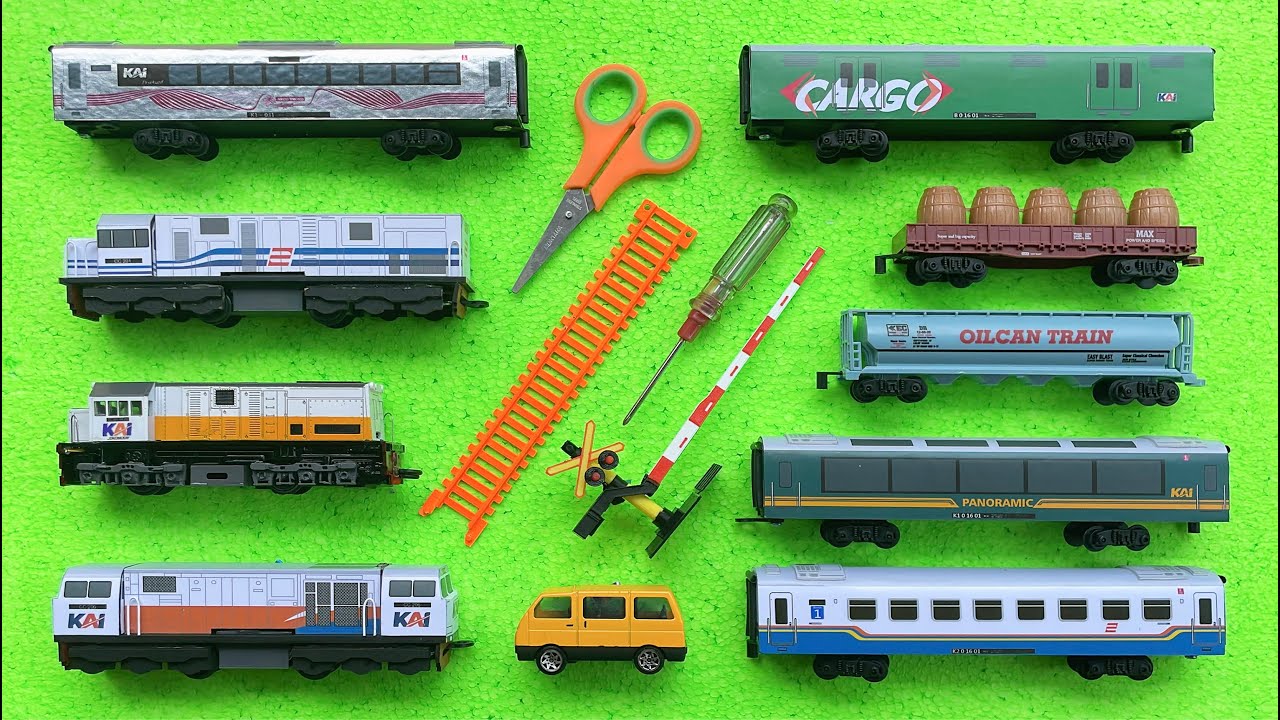 Unboxing Dan Merakit 3 Mainan Kereta Api CC206, CC201 Perumka, CC201 Gerbong Cargo - Mainan KAI