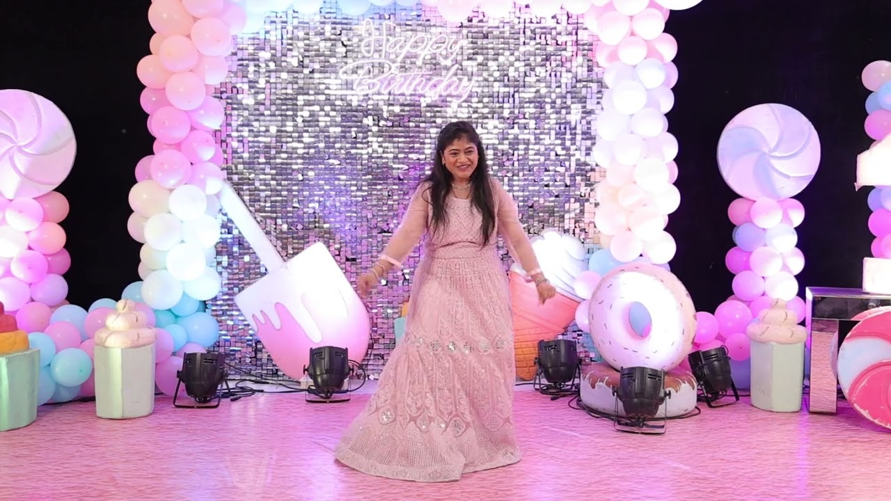Mumma's Special Dance on her Daughter's 1st Birthday | Itni si hasi | meri duniya | Candy land Theme