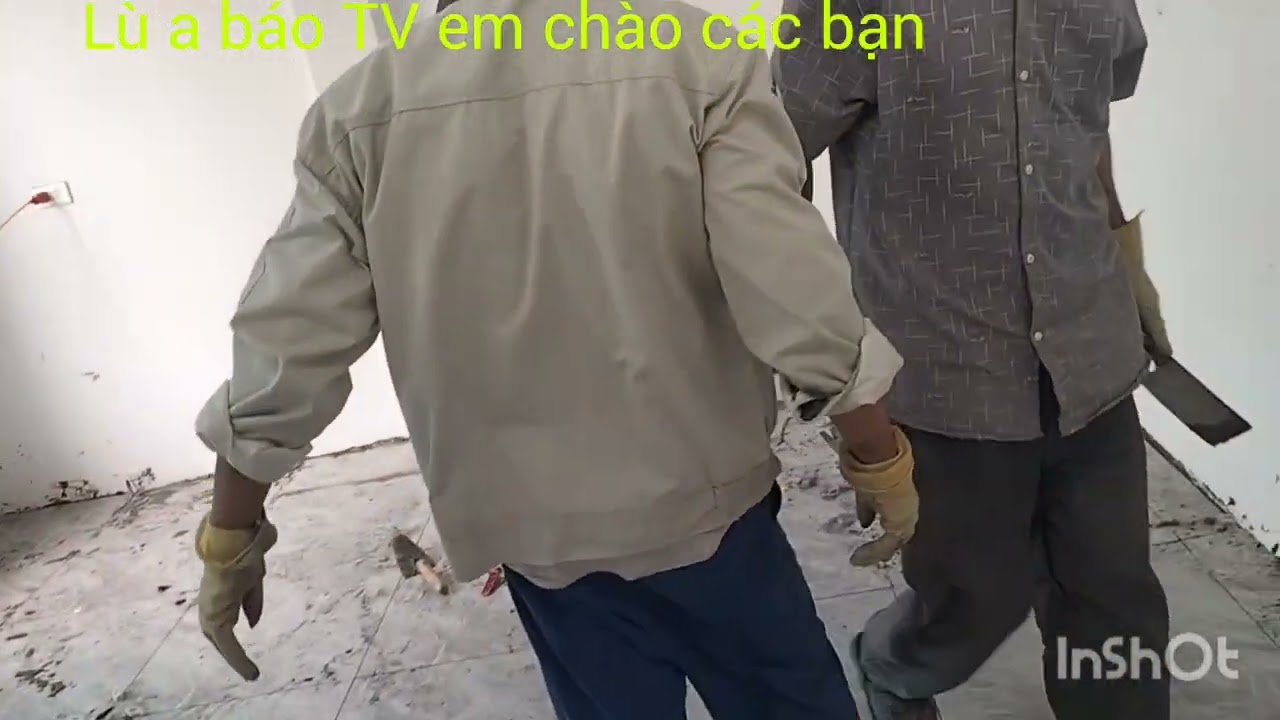 Các Bác thợ xây này. lát gạch bẩn quá