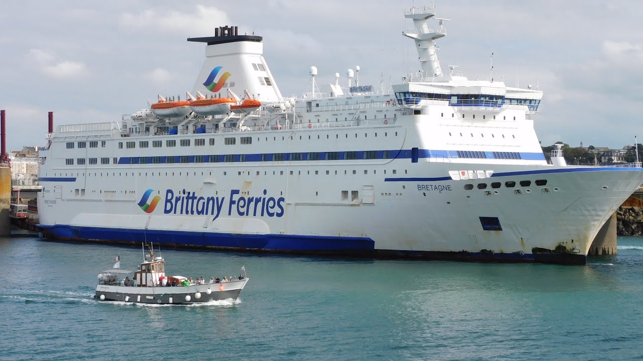 Vedettes à passagers dans le port de Saint-Malo.