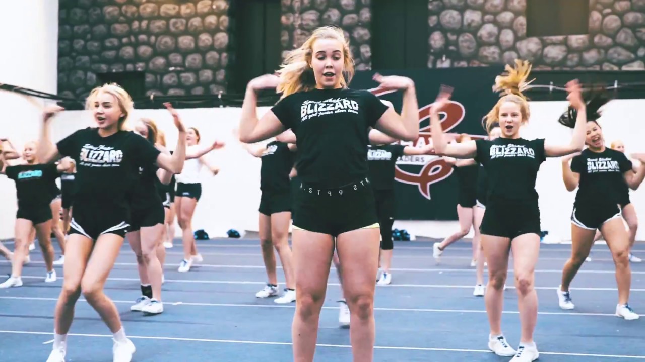 PAULA CHEERLEADERINA