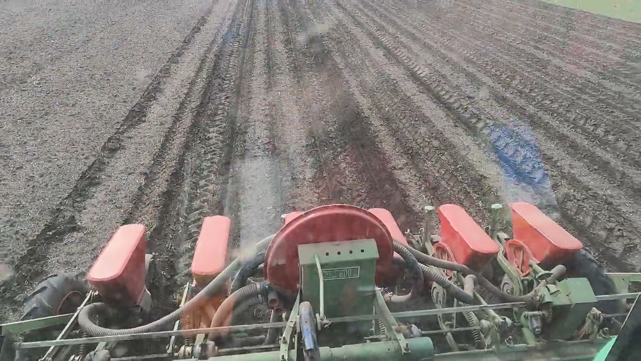 Zuckerrübenaussaat mit Nodet PN II und Deutz AT 100