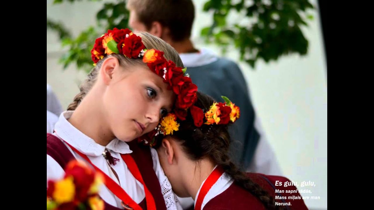 Es gulu, gulu - latviešu tdz. Ārija Šķepasta apdarē - dzied Sōla