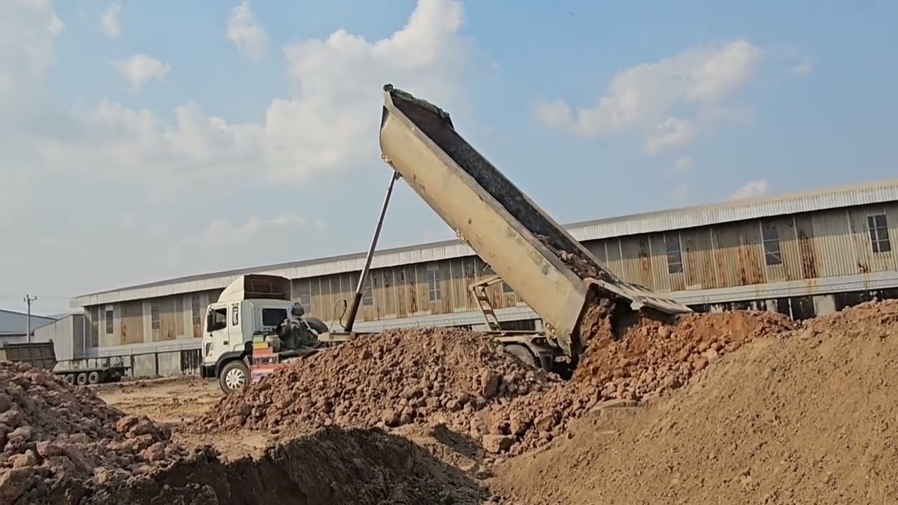 Heavy Equipment in Action – Big Dump Trucks & Bulldozers at Work