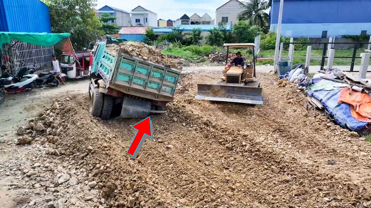 OMG Project!! ​Using a 5-ton dump truck to lift soil and push it with a dozer after the truck nearly