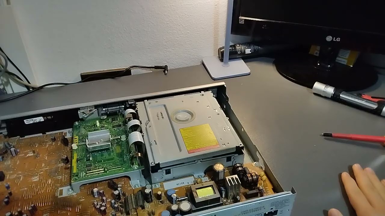 Oggi vediamo un vecchio DVD recorder che smasso di funzionare scrivetemi cosa potrebbe avere.