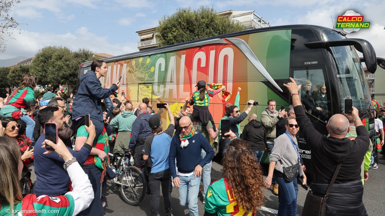 Ternana-Perugia, l'ingresso del pullman delle Fere allo stadio