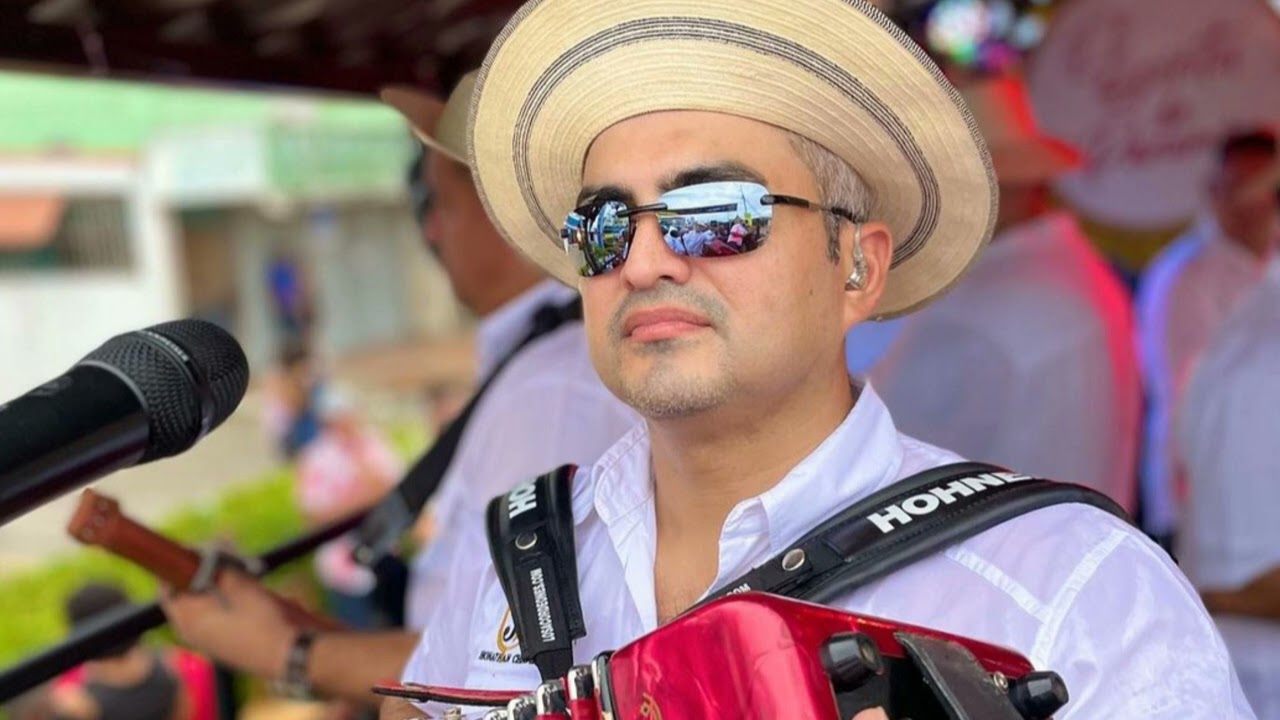 Mosaico. Plumas negras Jhonathan Chavez (En Vivo)