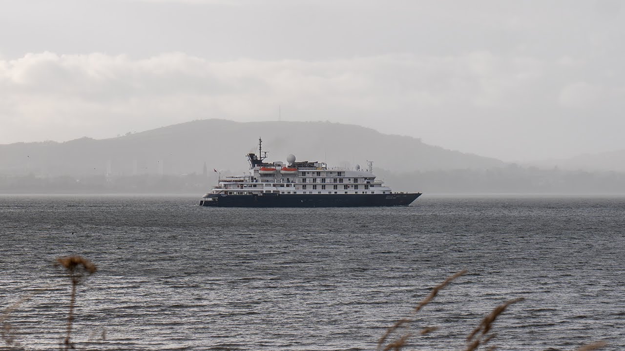 Island Sky (Noble Caledonia) leaving Belfast Harbour (GB) : 20th August 2024