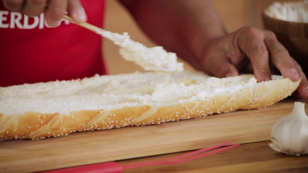 Receita Perdigão feat Churrasqueadas: Pão de Alho com Linguiça