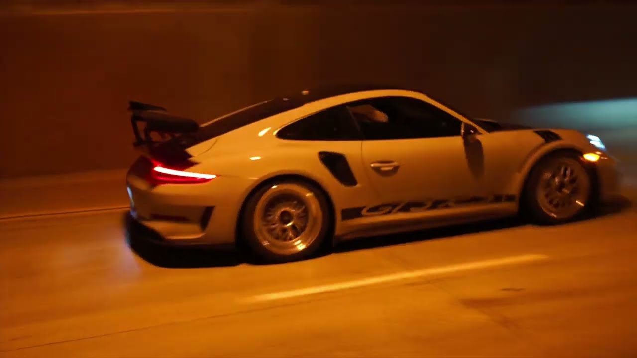 Porsche GT3RS exhaust sound in the tunnels! LOUD !! 