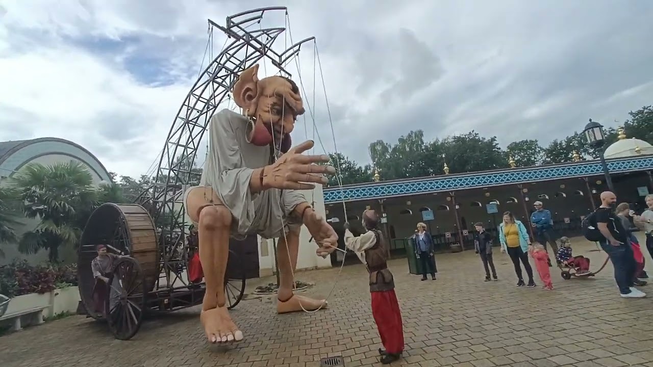 Djinn wordt wakker gemaakt door wachters en Publiek zomer efteling 2023