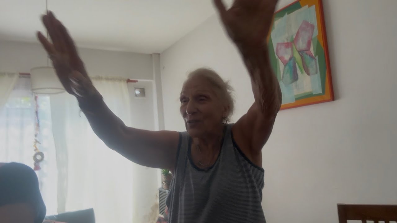 VLOGMAS 4 - la abuela quiere la salchicha loca?