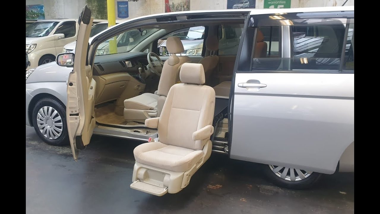 (JCF863) TOYOTA ISIS + MOBILITY ACCESS AUTO CHAIR @japcarfinder